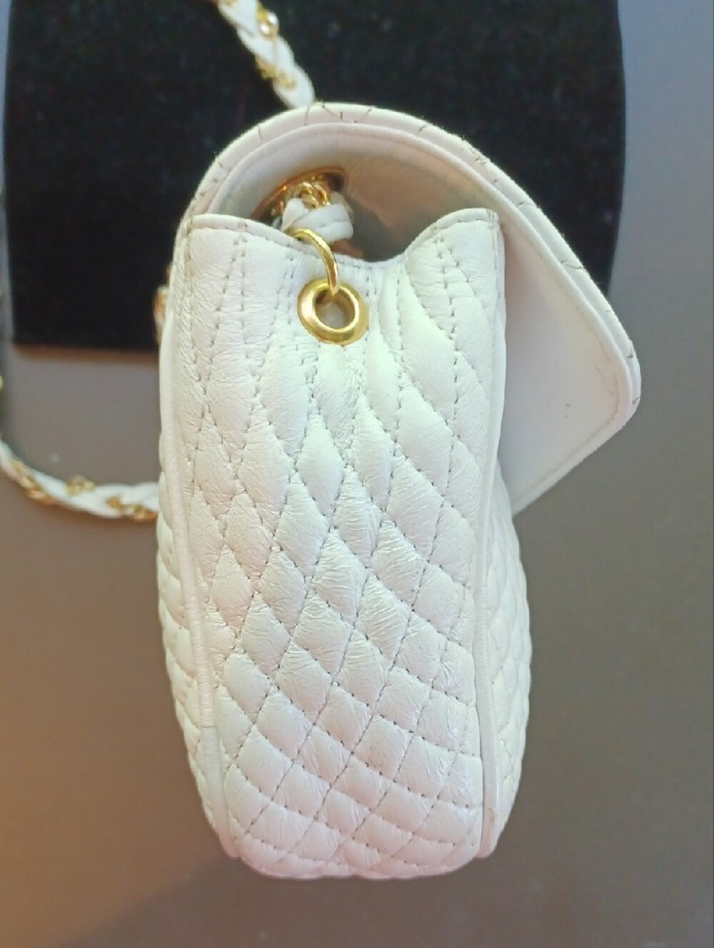 VINTAGE BALLY Quilted Cream Crossbody Bag with Gold Chain Strap - Picture 6 of 8